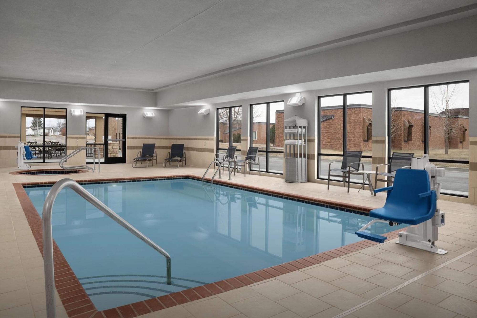 Hampton Inn & Suites Williston Exterior photo